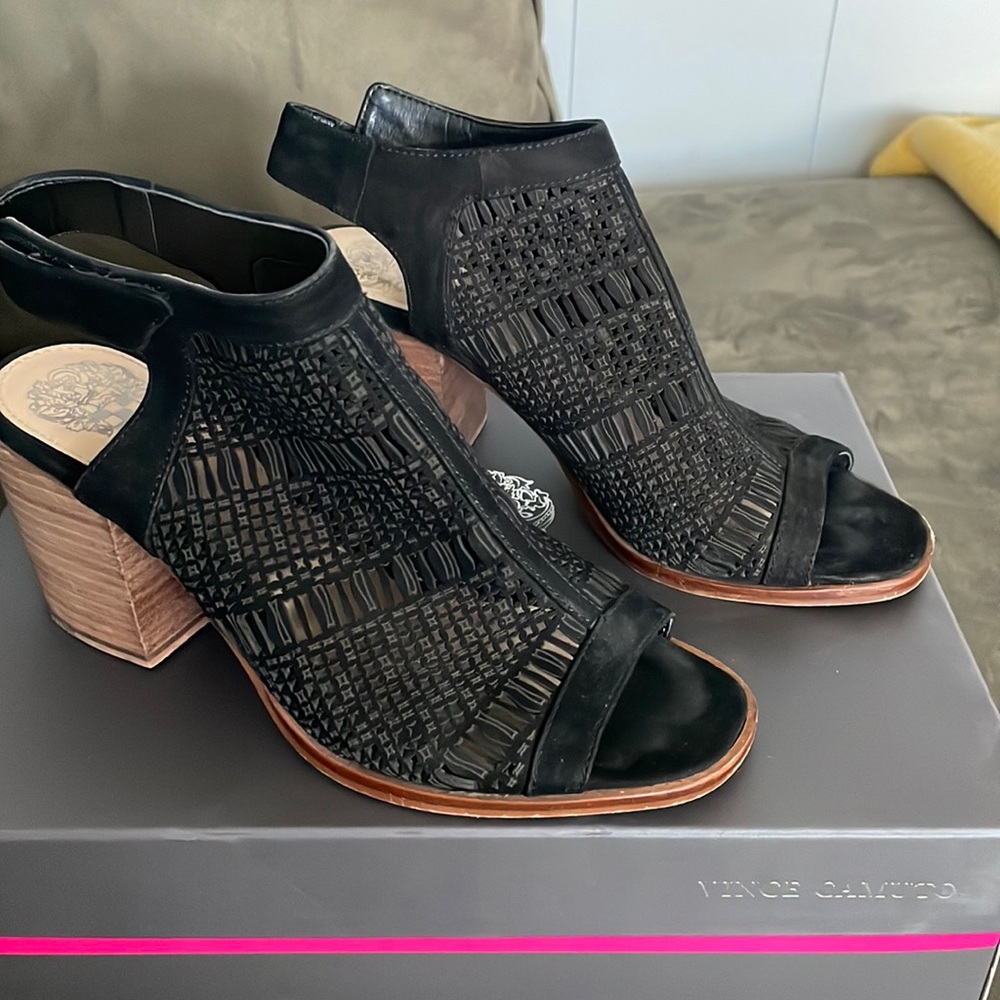 Vince Camuto Black EUC heeled bootie style open toe shoes